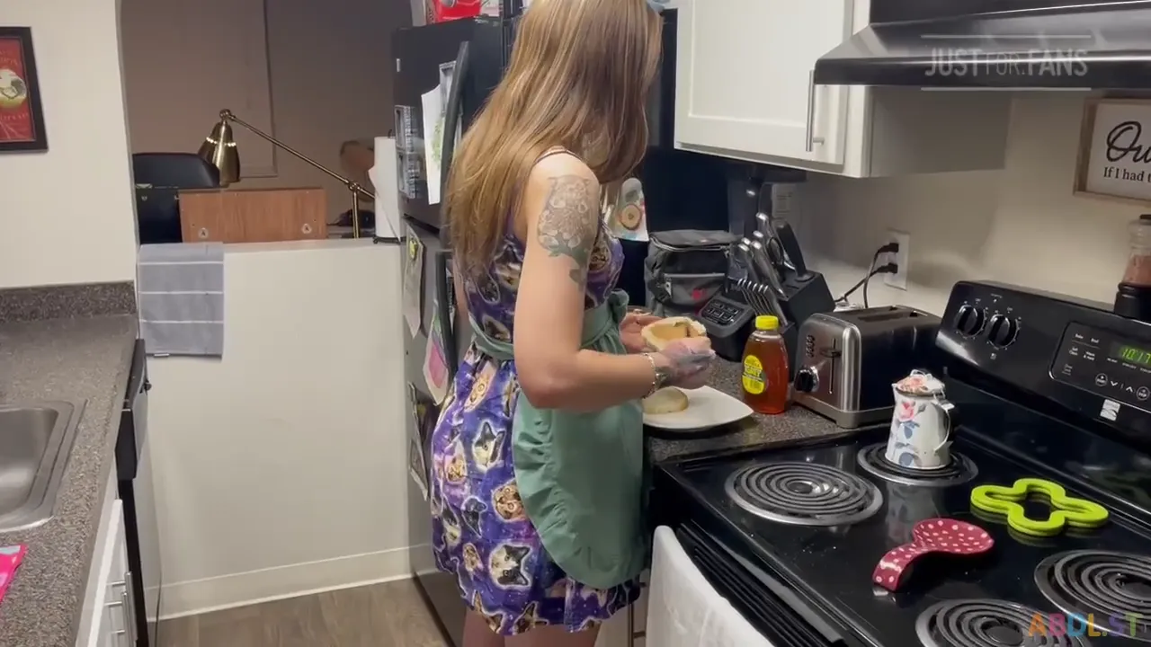 Princess Starry - Diapered Housewife Makes You A Sandwich.mp4
