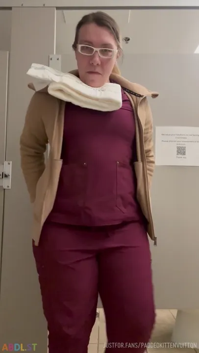 PaddedkittenVuittQn - Hey Everyone I Am Back To Making Content - Diapering Up At Work.mp4