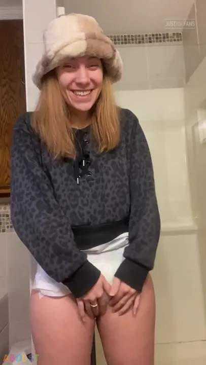 PaddedkittenVuittQn - I Think My Diaper Is Full.mp4