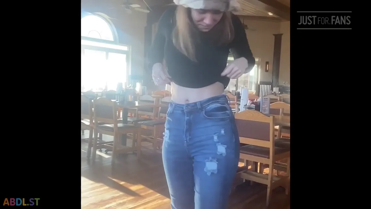 PaddedkittenVuittQn - Just A Little Short Clip Of When I Went Out To Eat.mp4