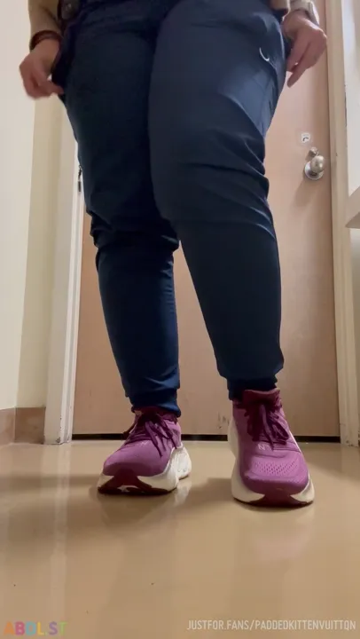 PaddedkittenVuittQn - Just Filling Up My Diaper At Work.mp4