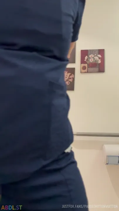 PaddedkittenVuittQn - Just Peeing In My Diaper At Work.mp4