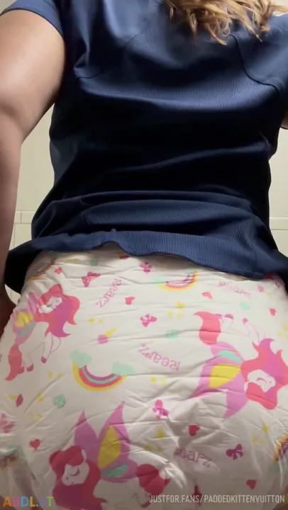 PaddedkittenVuittQn - Peeing And Admiring My Diaper Butt.mp4