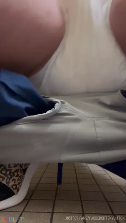PaddedkittenVuittQn - Peeing At Work Trying Not To Leak.mp4