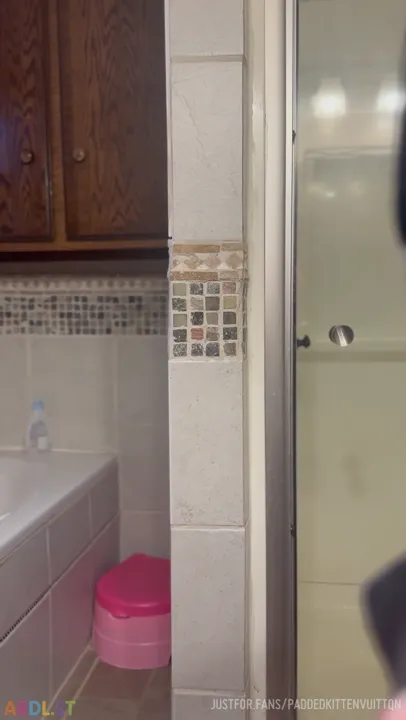 PaddedkittenVuittQn - Playing With My Messy Diaper.mp4