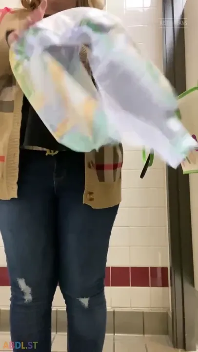 PaddedkittenVuittQn - Putting A Diaper On In Public Lol.mp4