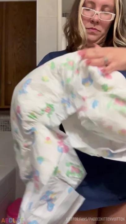 PaddedkittenVuittQn - Putting A Diaper On.mp4