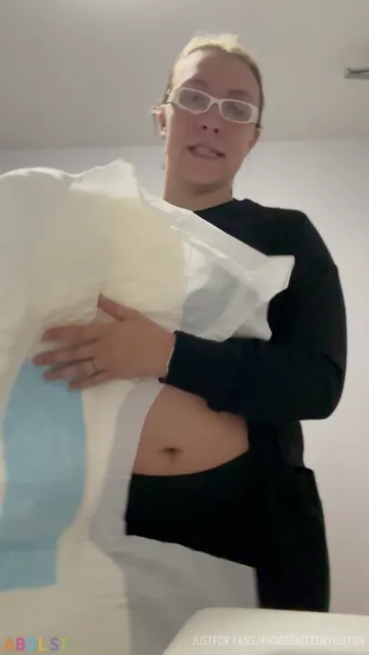 PaddedkittenVuittQn - Putting A Diaper When I Got To Work.mp4