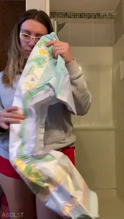PaddedkittenVuittQn - Putting A Fresh Diaper On.mp4
