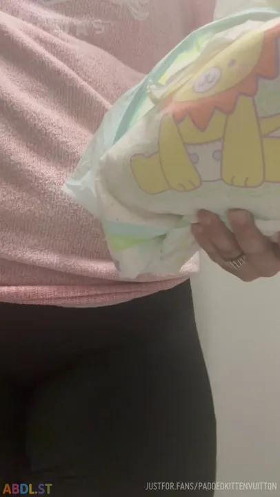 PaddedkittenVuittQn - Putting My Diaper In The Trash With People In The Stalls.mp4