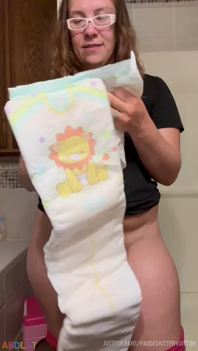 PaddedkittenVuittQn - Putting A New Diaper And Teasing You.mp4