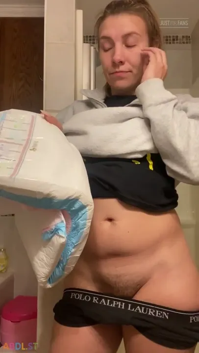 PaddedkittenVuittQn - Putting My Bed Time Diaper On.mp4