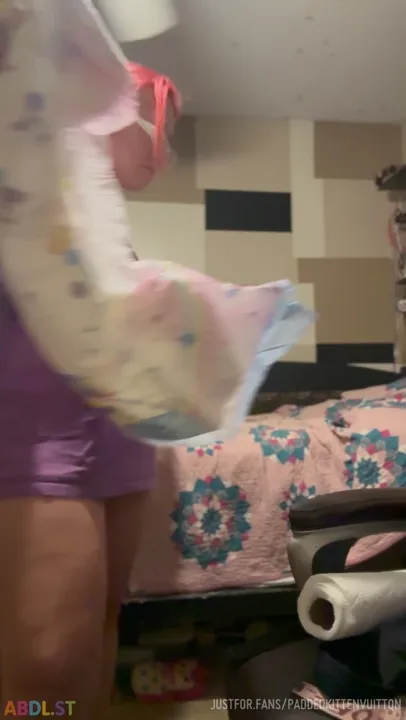 PaddedkittenVuittQn - Putting My Bedtime Diaper On At Grandmas House.mp4