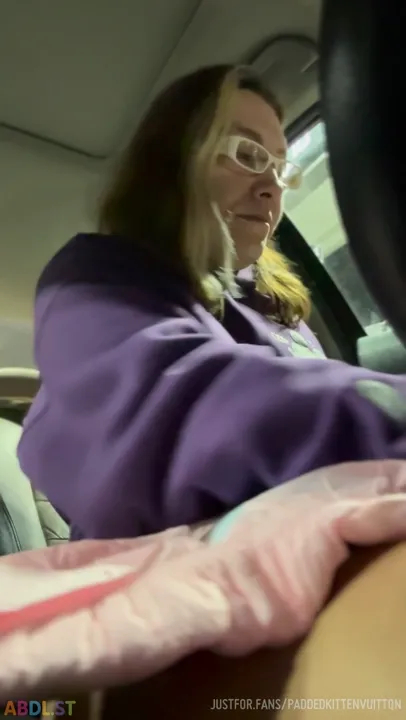 PaddedkittenVuittQn - Putting My Diaper On In Gas Station Parking Lot.mp4