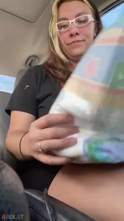 PaddedkittenVuittQn - Putting On A Diaper At The Gas Station.mp4