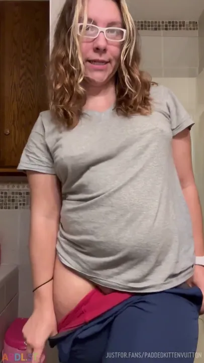 PaddedkittenVuittQn - Putting On A Diaper To Go.mp4