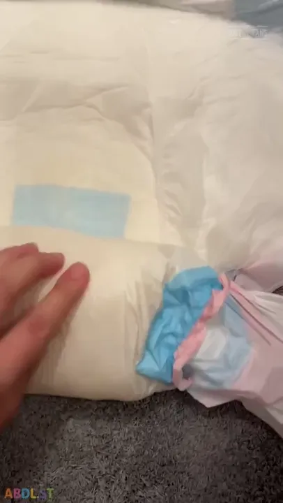 PaddedkittenVuittQn - Rolling Up My Wet Diaper.mp4