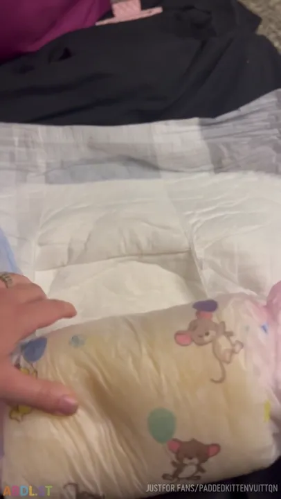 PaddedkittenVuittQn - Rolling Up A Diaper.mp4