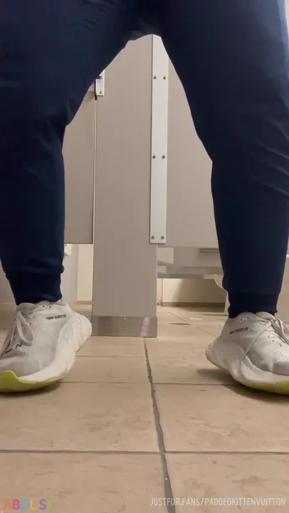 PaddedkittenVuittQn - Shaking My Diaper Booty.mp4