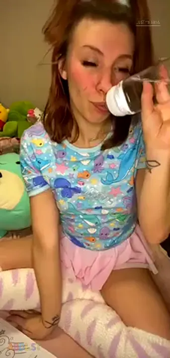 PaddedkittenVuittQn - Silly Baby Making A Mess With Bottle.mp4