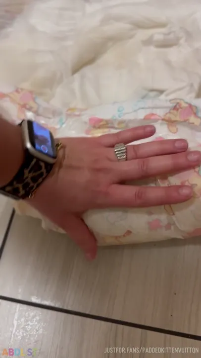 PaddedkittenVuittQn - Soggy Diaper On The Floor.mp4