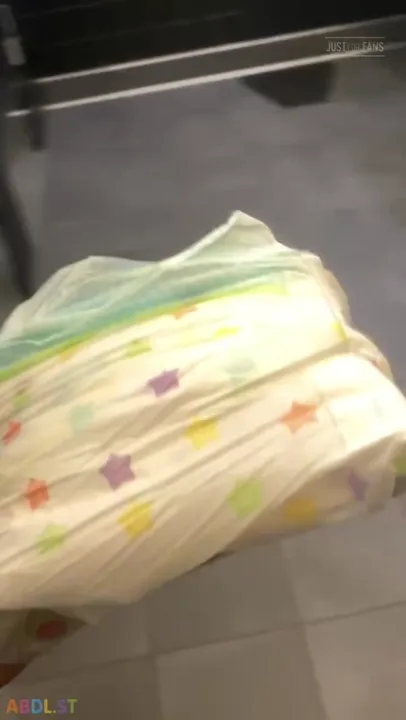 PaddedkittenVuittQn - Taking My Diaper And Throwing It In The Trash.mp4