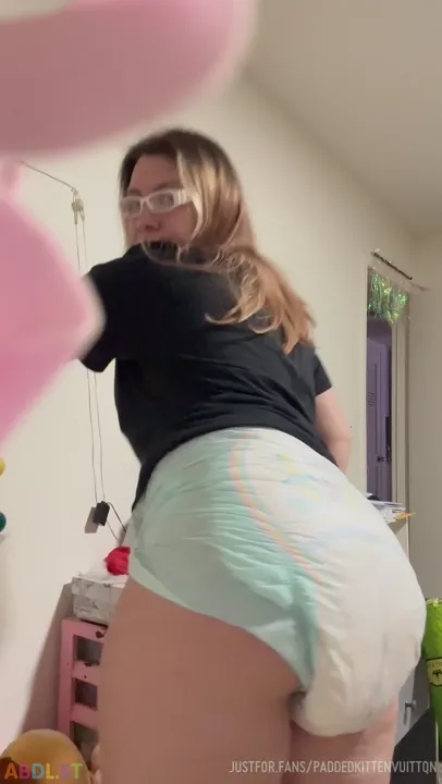 PaddedkittenVuittQn - Taking My Diaper Off So I Can Wash Up.mp4