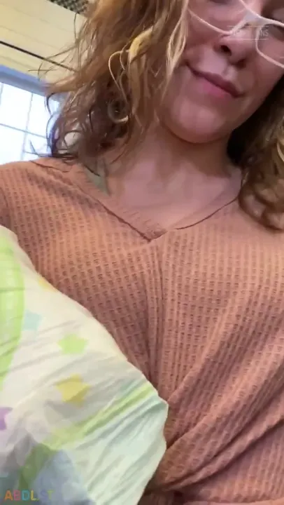 PaddedkittenVuittQn - Throwing My Diaper Trash Away.mp4