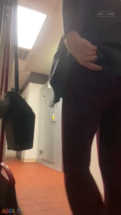 PaddedkittenVuittQn - Trying To Pee In My Diaper At Work.mp4