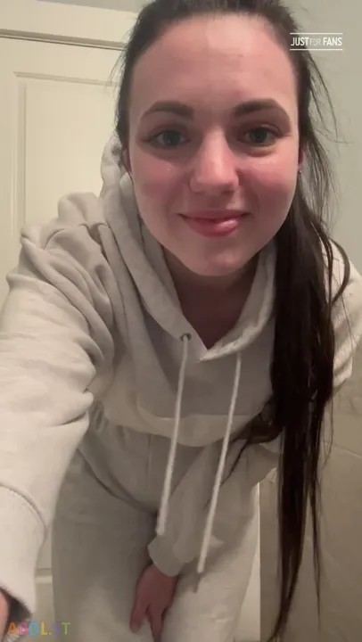 PaddedkittenVuittQn - Wetting My Diaper At Nail Appointment.mp4