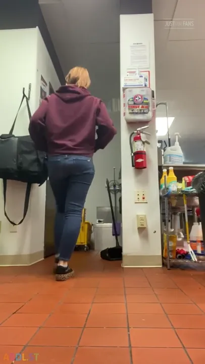 PaddedkittenVuittQn - Work Was Busy All I Wanted To Do Was Pee.mp4