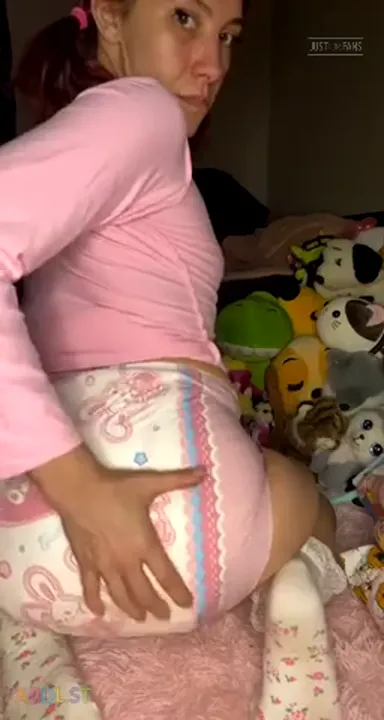 PaddedkittenVuittQn - Would You Come And Rub My Diaper.mp4