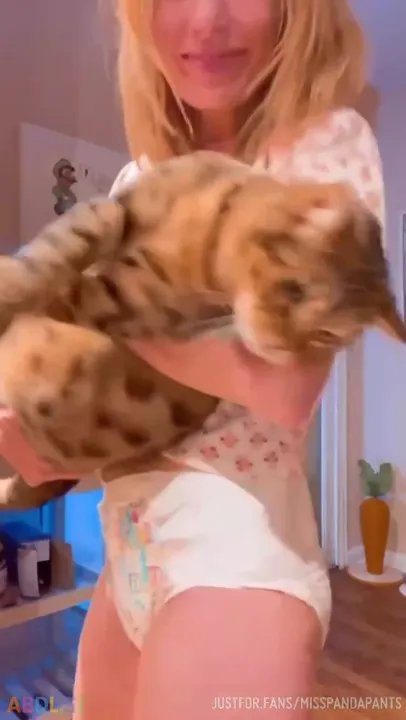 Misspandapants - Being Silly With My Huge Cat.mp4