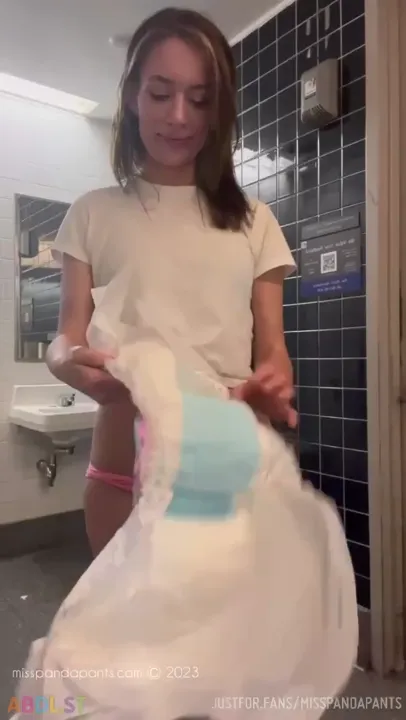 Misspandapants - Changing Into A Diaper And Wetting It At The Airport.mp4