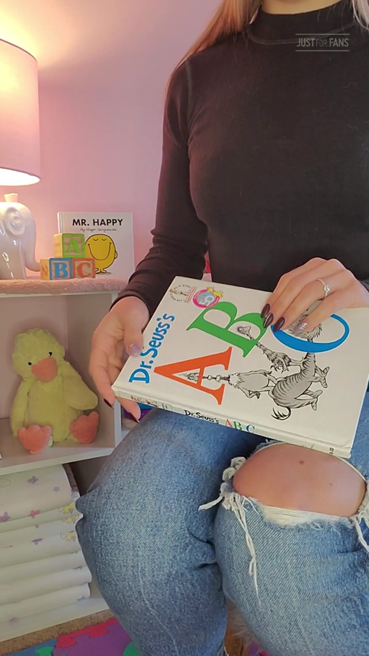 Mommyandbabybruce - Mommy reads you a story before her date.mp4