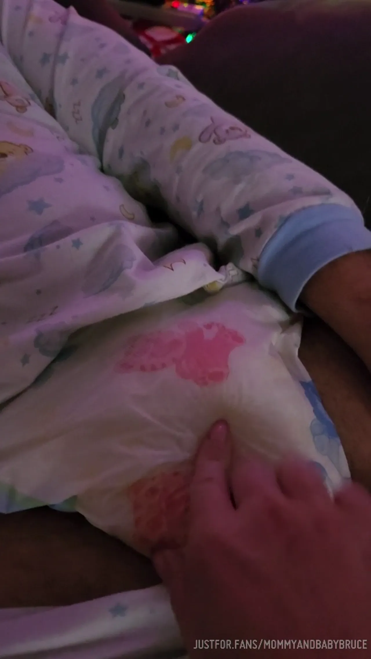 Mommyandbabybruce - Who thinks he needs a diapy change¿.mp4