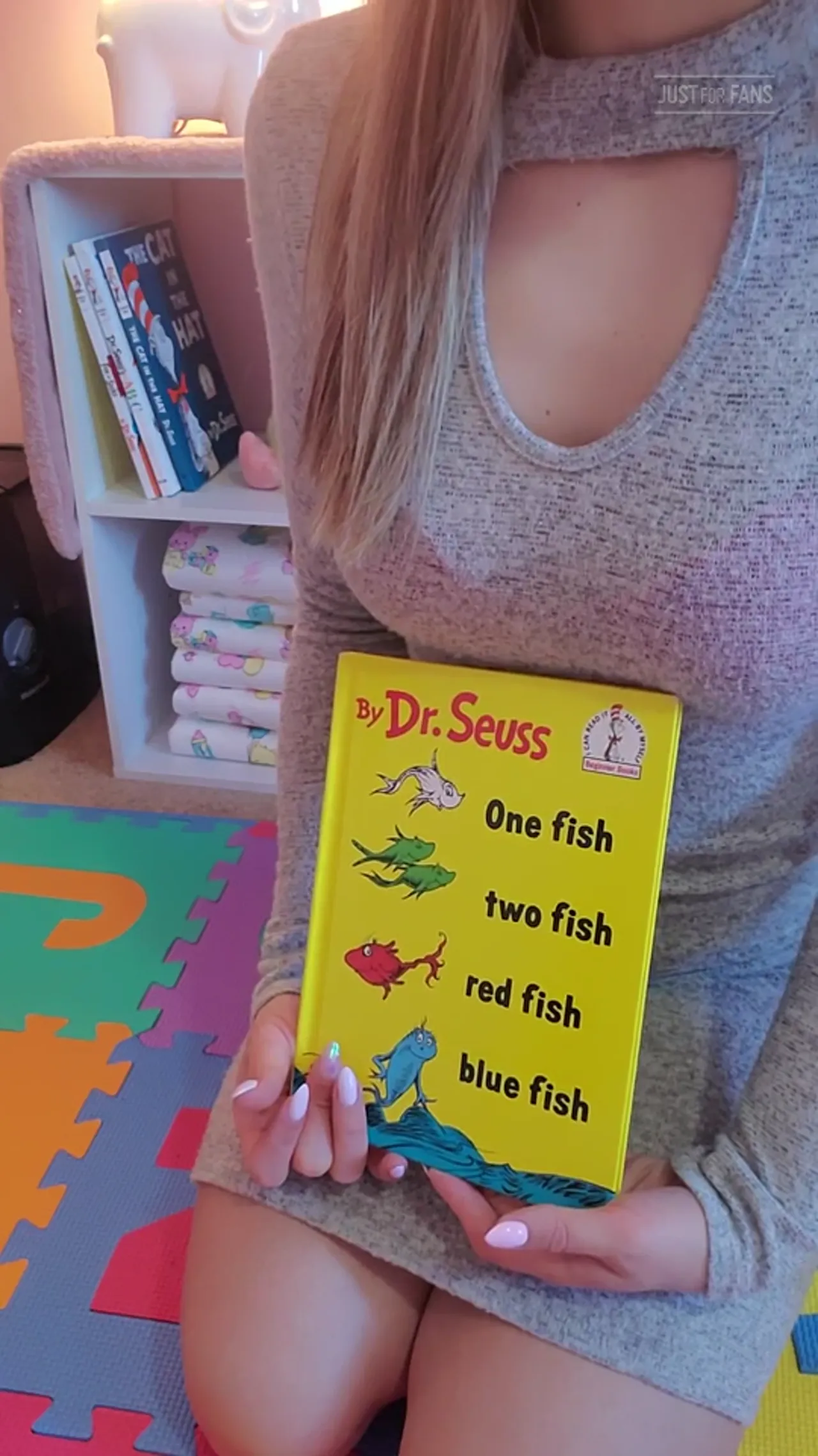 Mommyandbabybruce - Widdle Wednesday Story time and diapy change with mommy.mp4