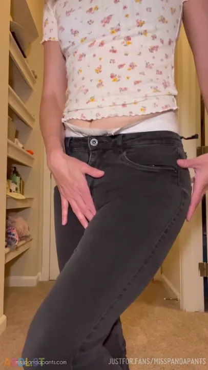 Misspandapants - Leaky Huge Thick Diaper.mp4