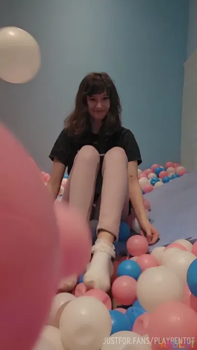 Playpentot - Baby Belle Plays In Ball Pit.mp4