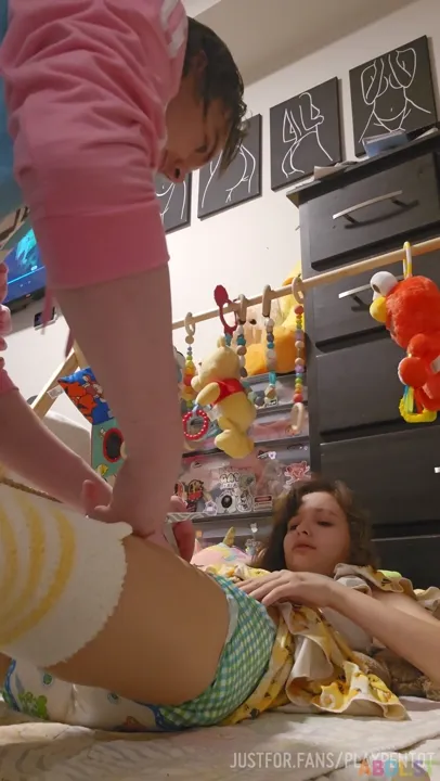 Playpentot - Daddy Changes Little Paws Diaper.mp4